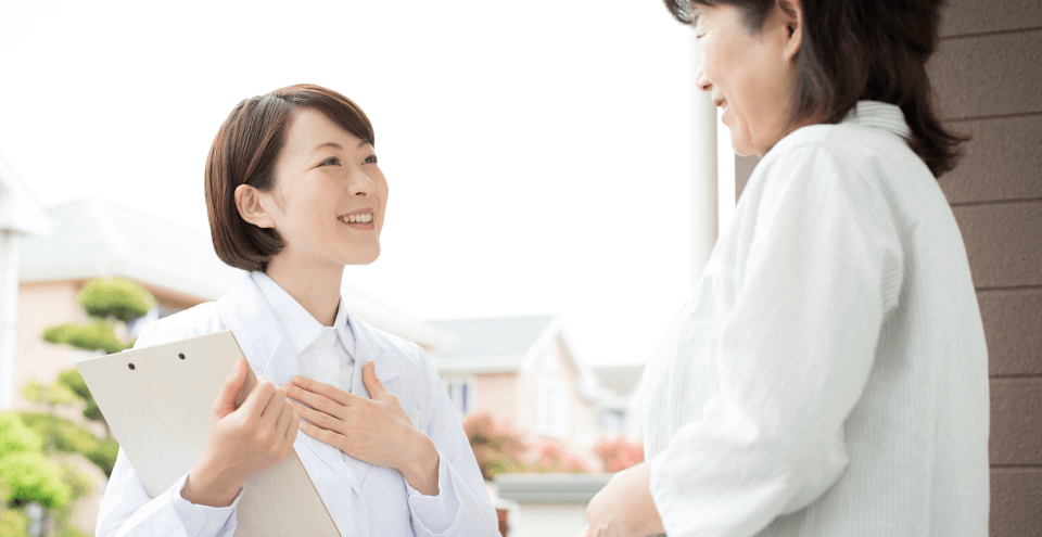 患者の家を訪問する医師
