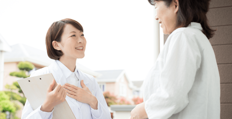 患者の家を訪問する医師